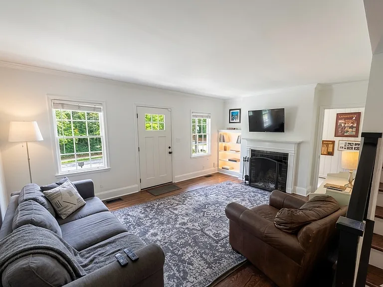205 Lindbergh Dr NE — Photo 2