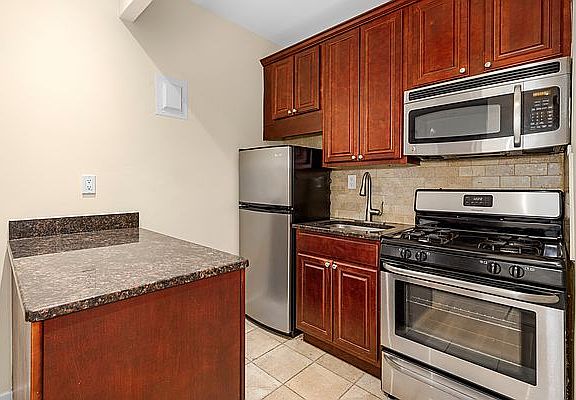 3rd image of 315 E 14th St APT 4A
