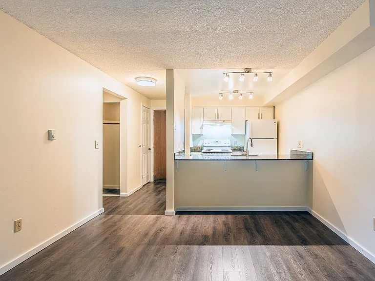 425 Apartments — Photo 32