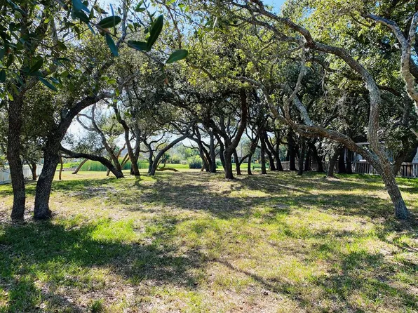 121 Marion Dr, Rockport, TX 78382