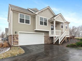 142 Goldenrod Dr, Elgin, IL 60124