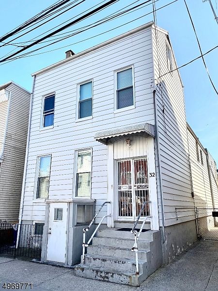 2nd image of 32 Nichols St