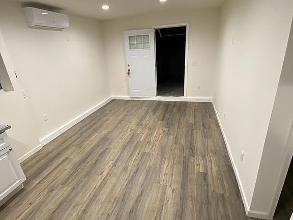 5th image of 22157 Kittridge St
