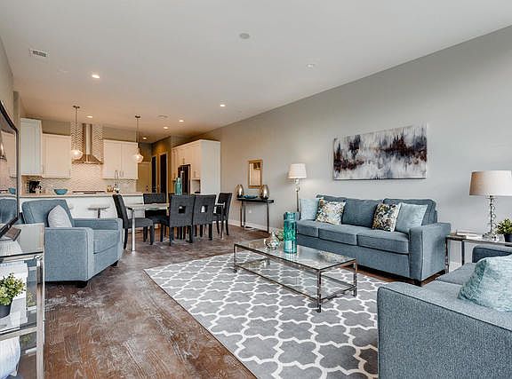 3rd image of 3530 N Lincoln Ave #203