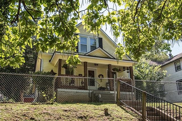 1st image of 105 S Fuller Ave