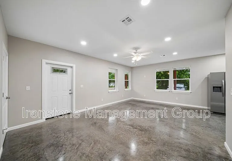 212 W Jackson Ave — Photo 3