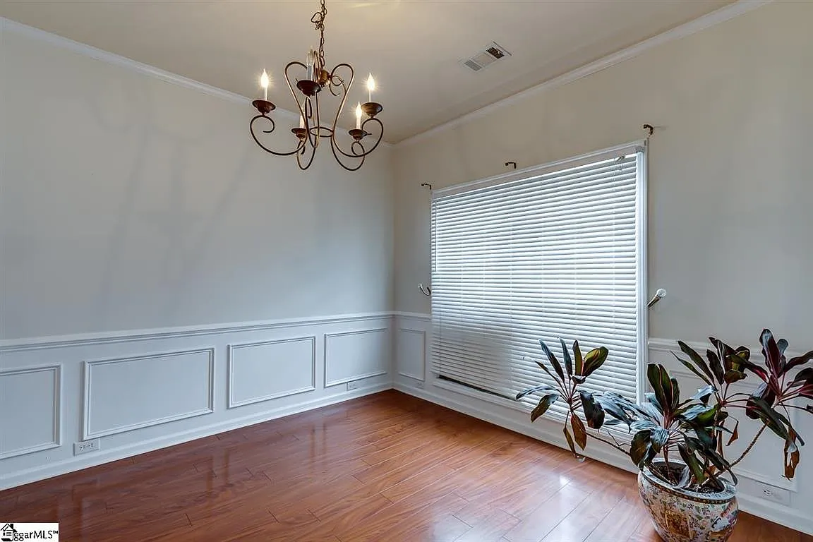 4 bed, 2.5 bath, 2346 sqft, $2,500 — Photo 3