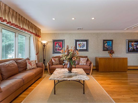 2nd image of 3834 Oxford Ln