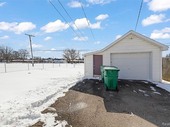 3rd image of 31569 Beechwood St