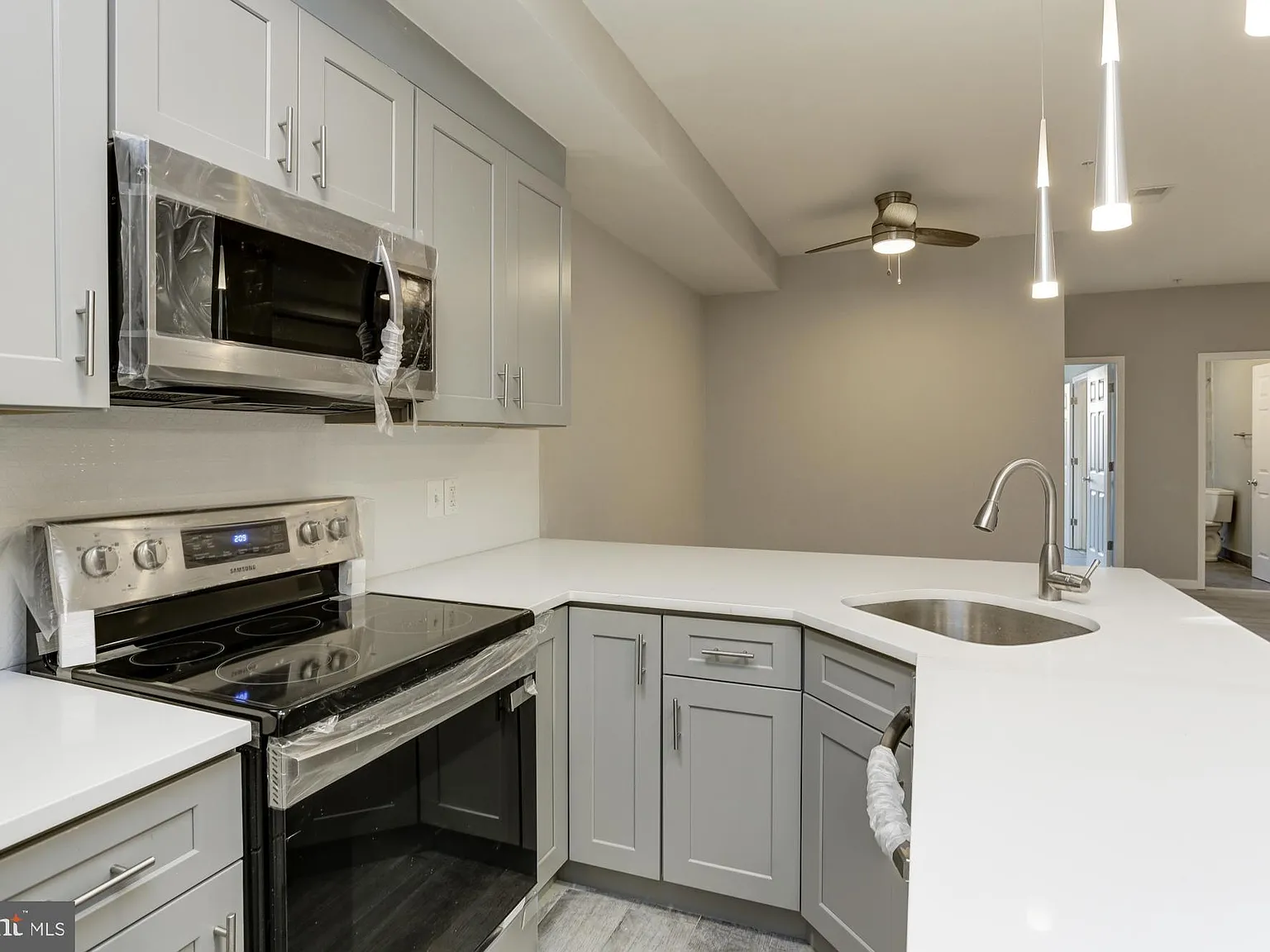 2 bed, 900 sqft, $1,550 — Photo 3