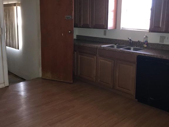 3rd image of 902 E Lons St