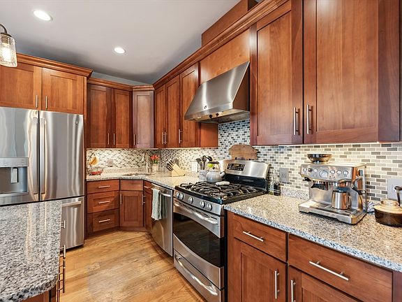 3rd image of 35 Coffey St Unit 6