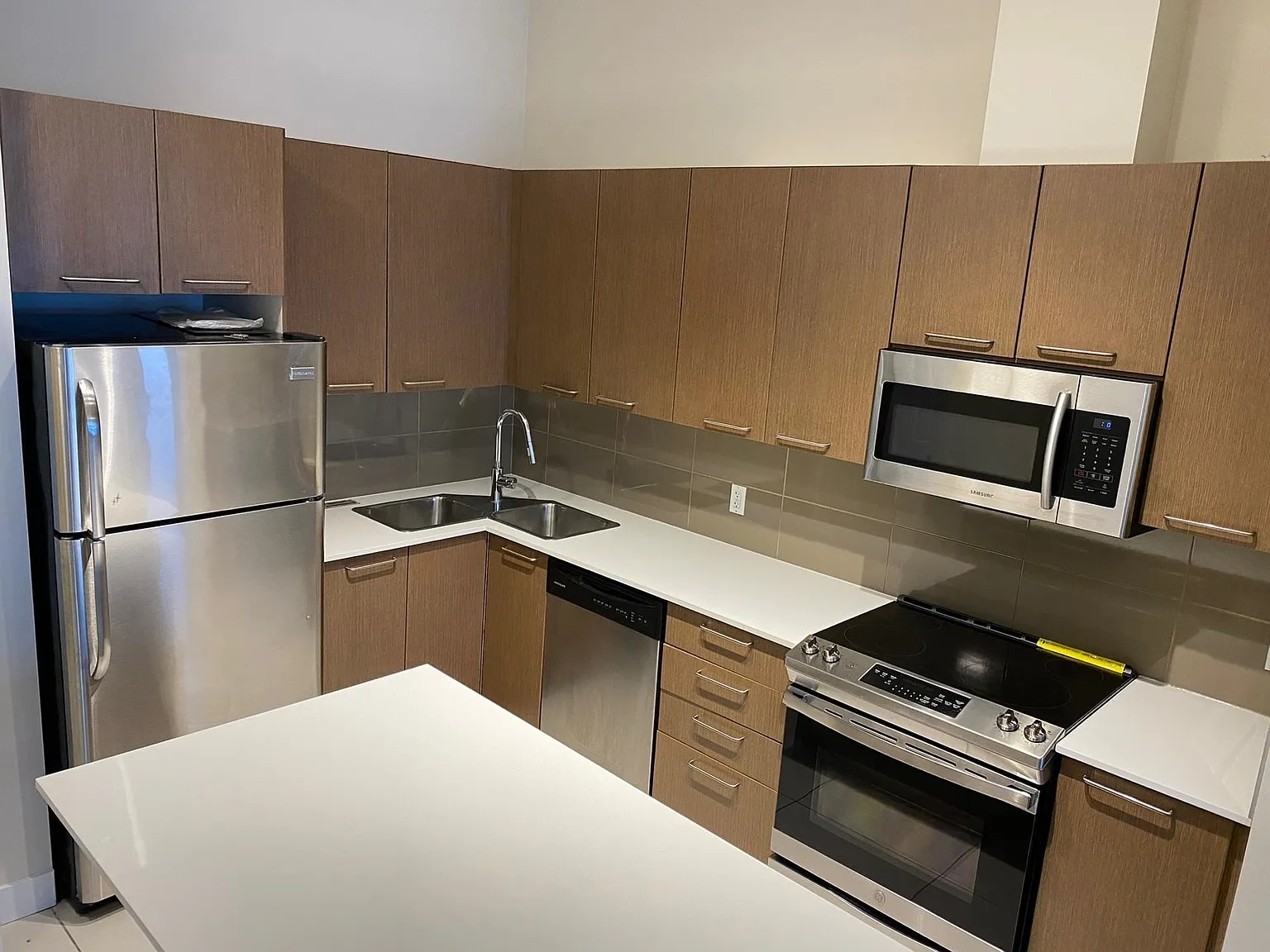 2 bed, 851 sqft, $2,100 — Photo 3