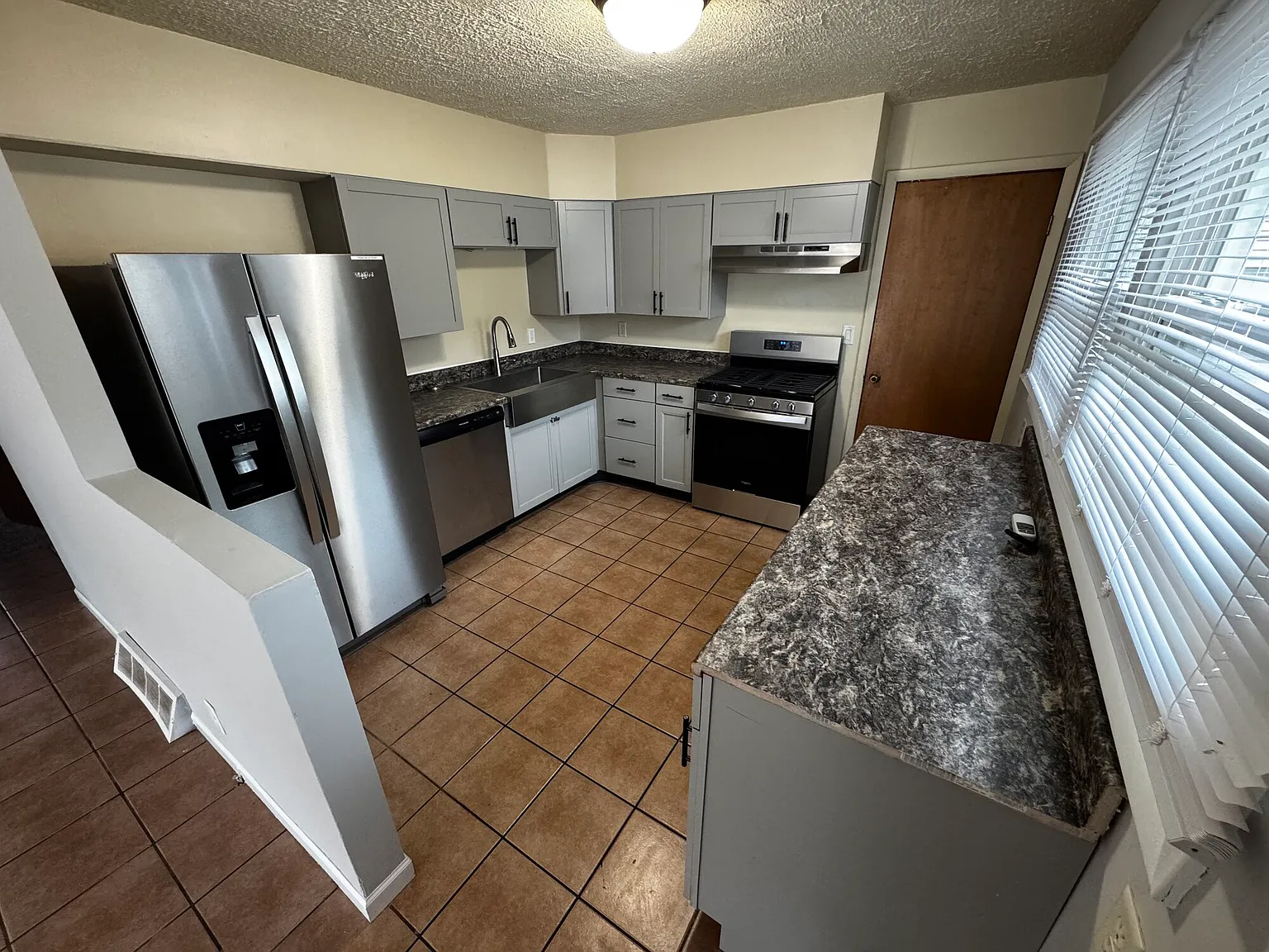 3 bed, 900 sqft, $1,050 — Photo 2