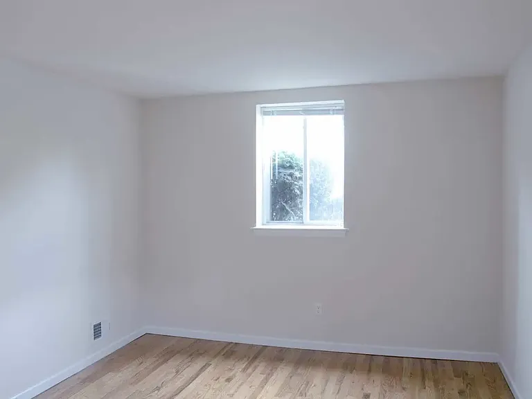 Towne Oaks Apartments — Photo 18