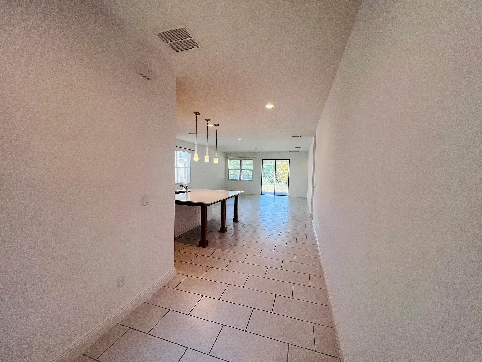 4 bed, 2200 sqft, $2,400 — Photo 4