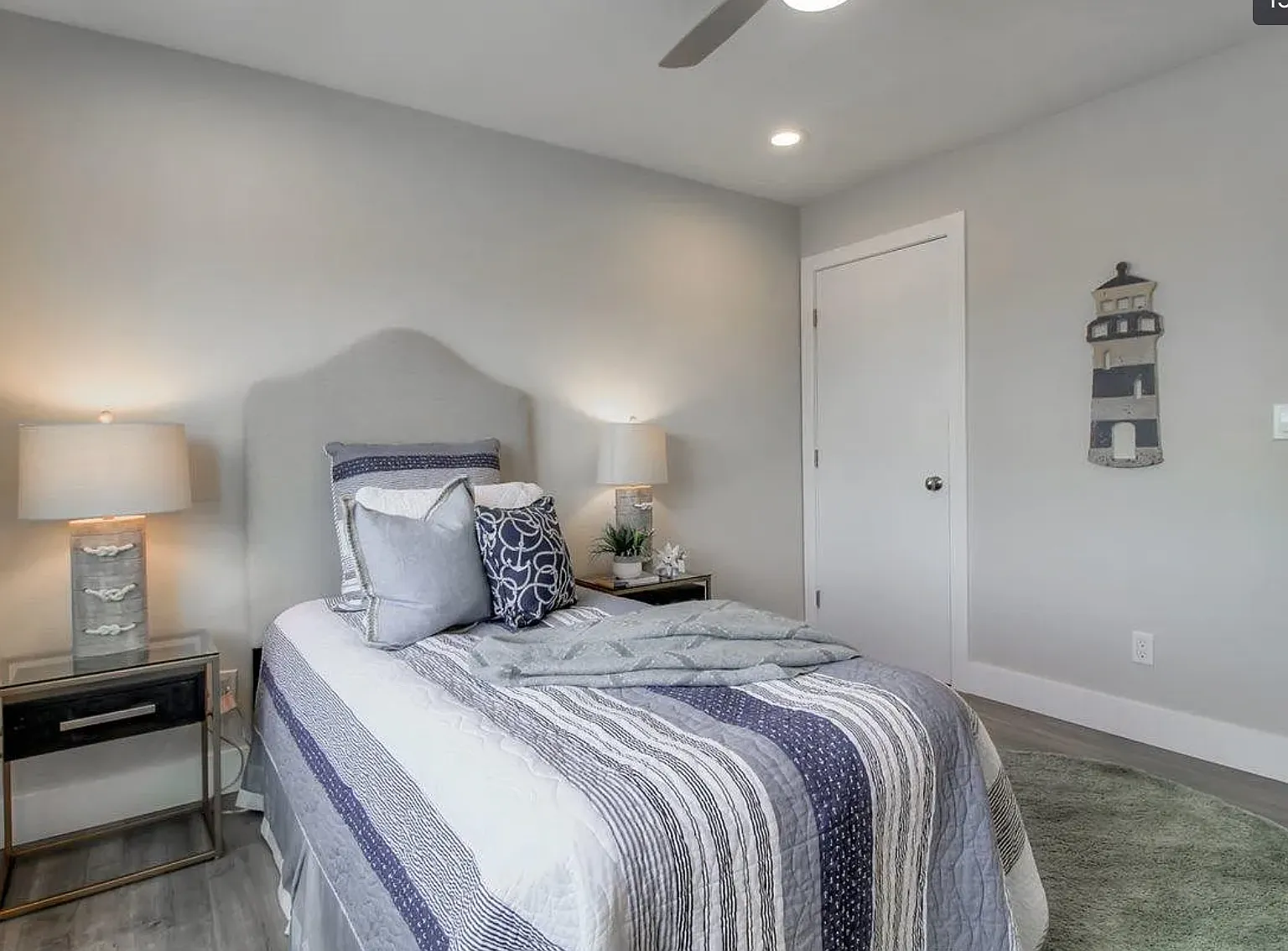 3 bed, 939 sqft, $3,700 — Photo 2