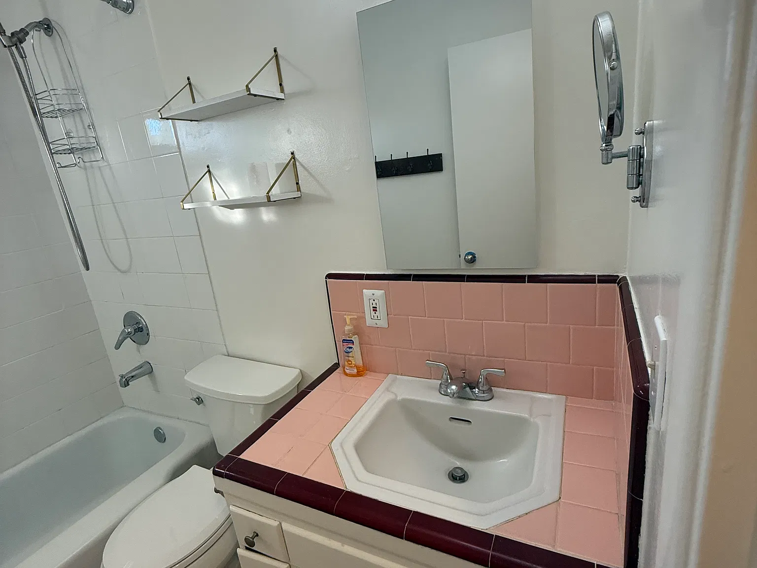 15501 Victory Blvd — Photo 4