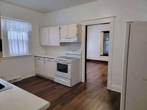 3rd image of 451 33rd St NE