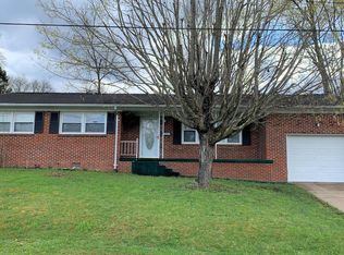 128 1st Ave, Fayetteville, WV 25840