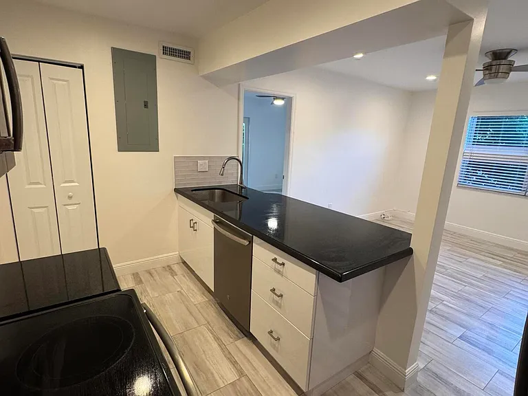 1437 NW 4th Ave — Photo 13