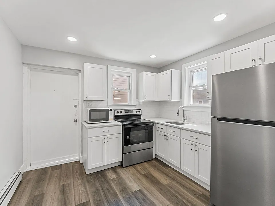 136 7th Ave #4