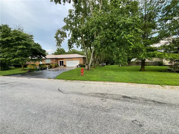 3 Highland Dr, Warrensburg, IL 62573