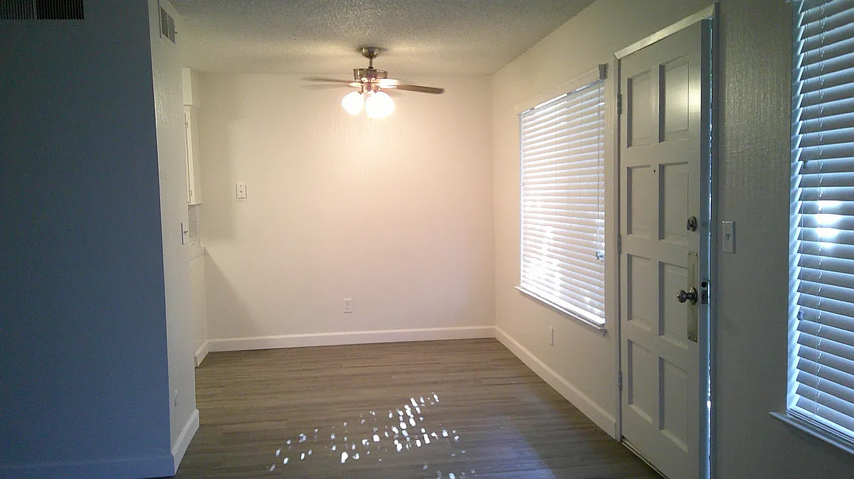 Building Photo - 5053 N Roosevelt Ave #202