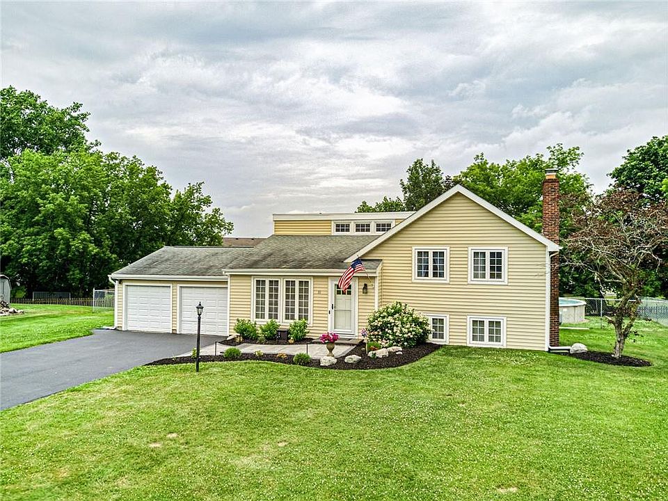 1st image of 10 Trotter Dr