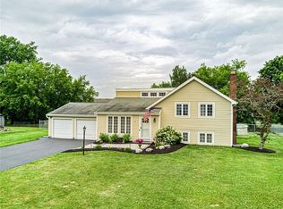 10 Trotter Dr, Henrietta, NY 14467
