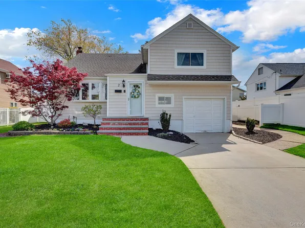 2 Oxford Avenue, Massapequa, NY 11758
