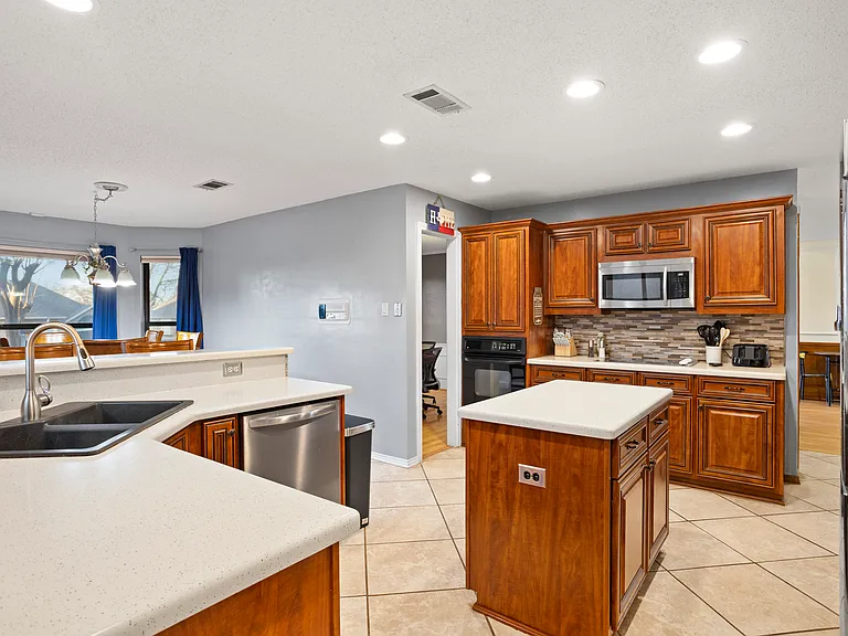 1424 Cobblestone Dr — Photo 11