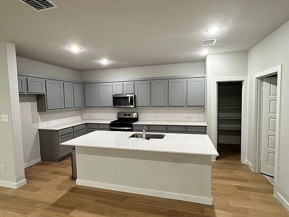 3rd image of 631 Huckleberry Dr