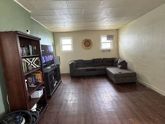 4th image of 807 4th Ave NE