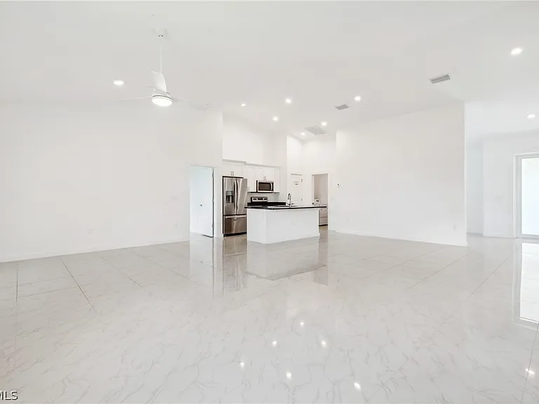 2725 SW Embers Ter — Photo 6