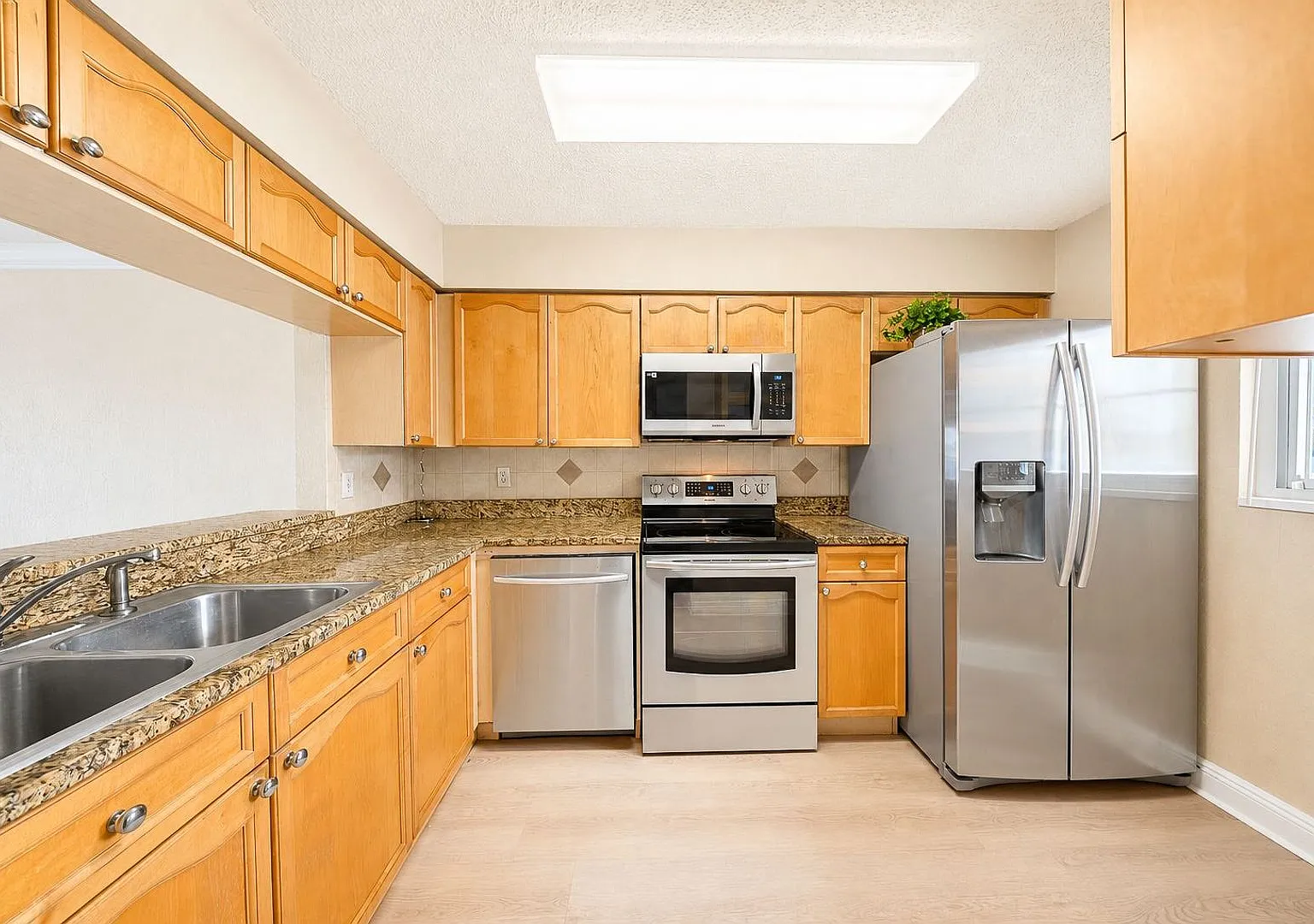 Riverfront Condo | 2 Bedrooms | 2 Bathrooms | Walk to the Beach — Photo 4