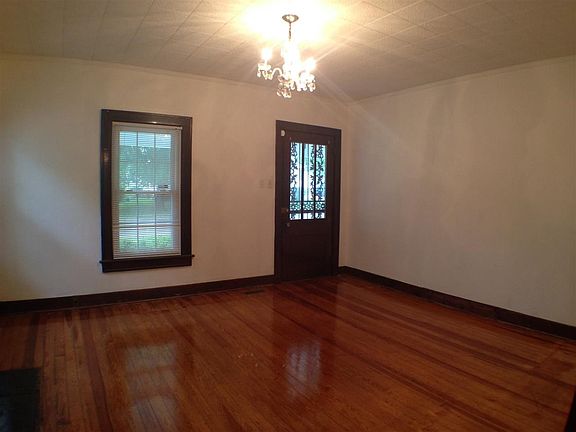 5th image of 706 E 2nd St