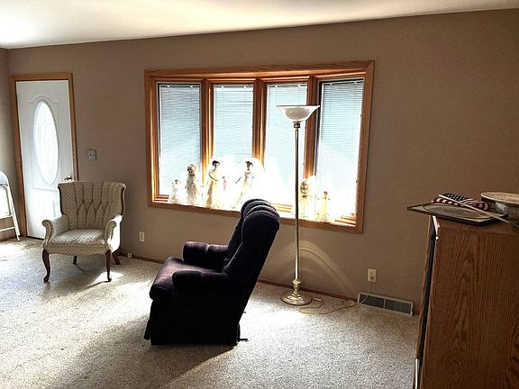 5th image of 3044 Queen Ave