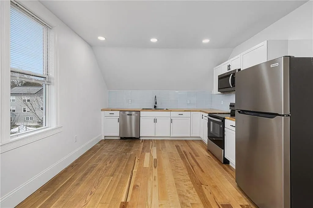 3 bed, 1.0 bath, 1100 sqft, $2,250 — Photo 2