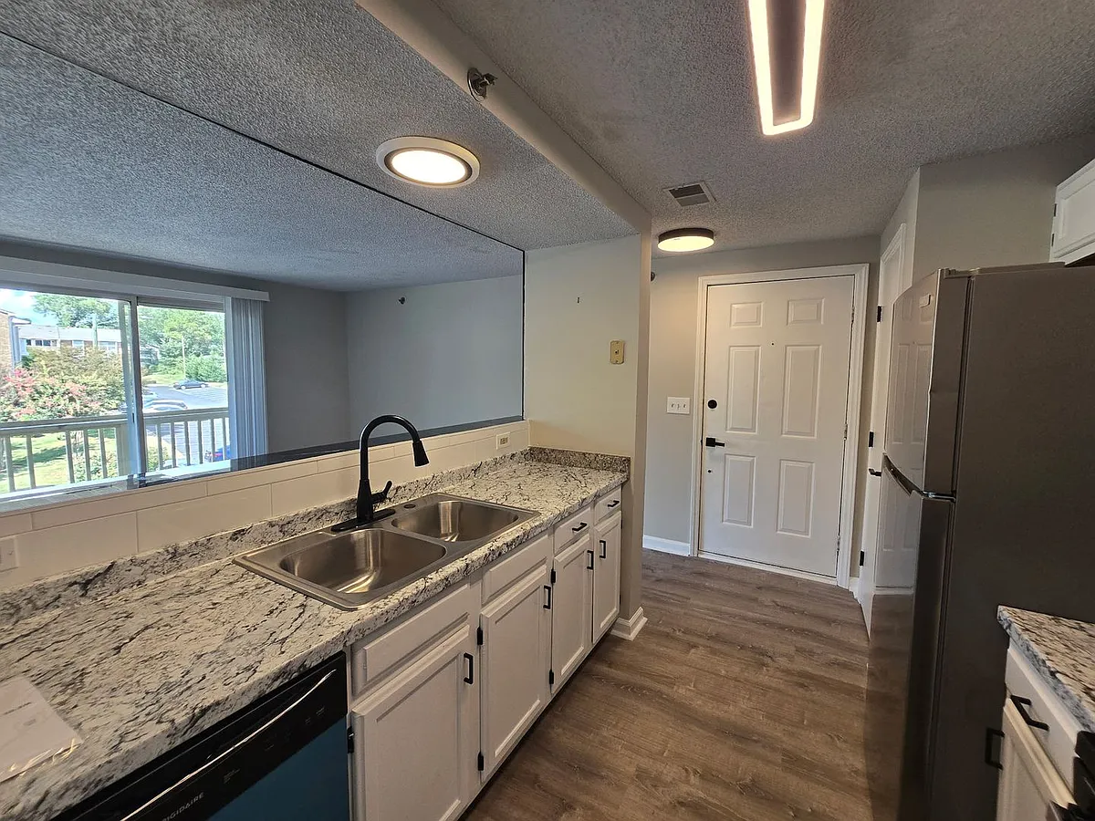 Building Photo - 1614 Arlyn Cir #M