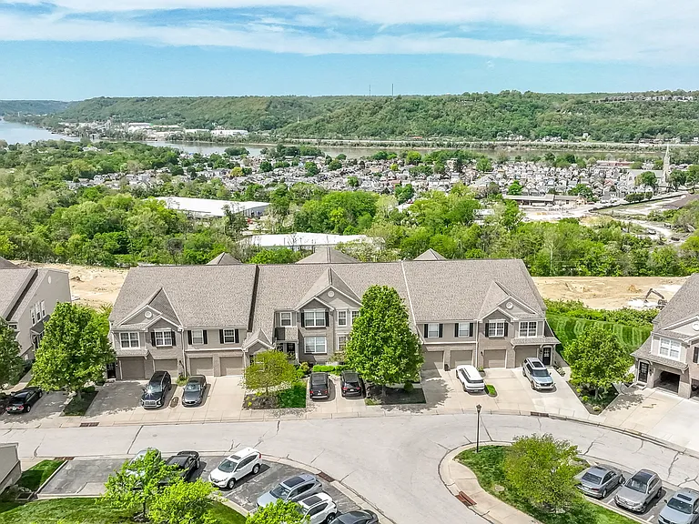 323 Skyview Ct — Photo 24