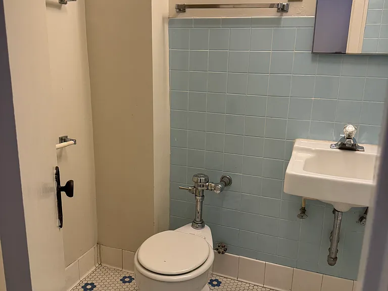 2218 N Summit Ave #201 — Photo 15