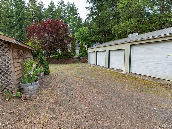 3rd image of 570 NE Lakeshore Dr S