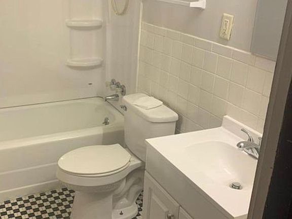 2nd image of 3018 Woodbine Ave
