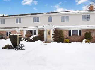 25 Maxwell Ct, Plainview, NY 11803
