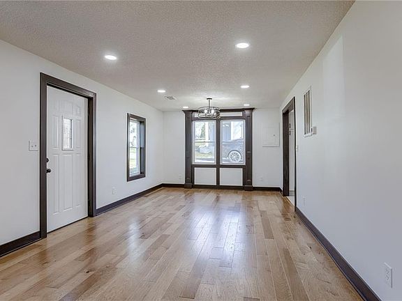 3rd image of 4829 Hadley St