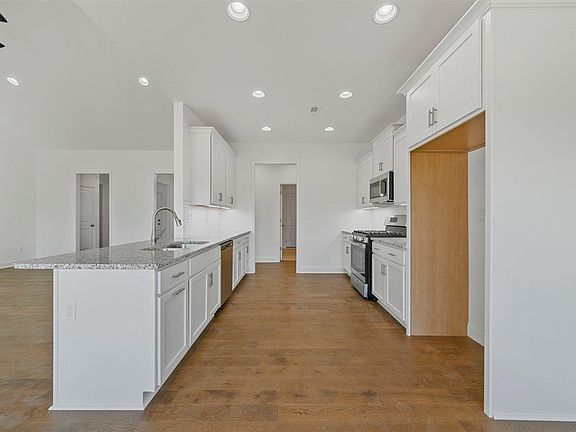 4th image of 813 Denver Ln