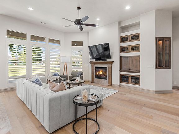 4th image of 221 N Emeraud Dr #39