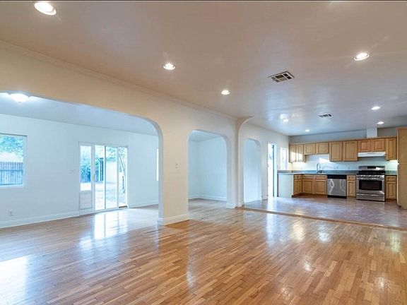3rd image of 5077 Topanga Canyon Blvd
