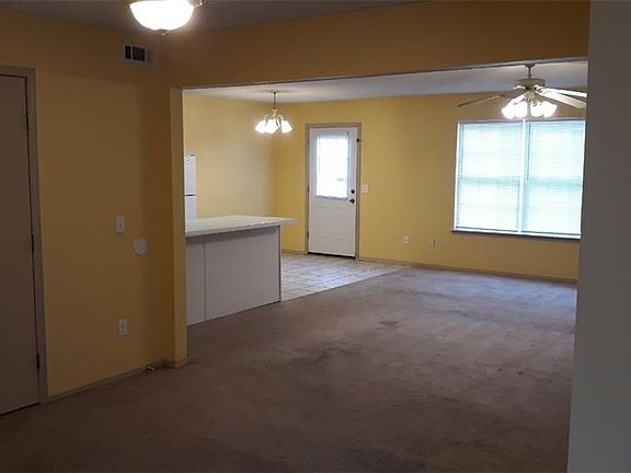 3rd image of 902 Larkspur Ln